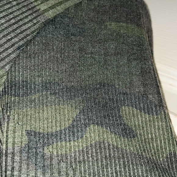 FIRST LOVE WOMANS SHORT SLEEVE CAMO GREEN BLOUSE - Picture 2 of 5